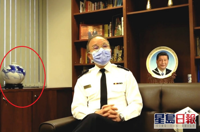 曾國衞辦公室的青花瓷擺設。(影片截圖)
