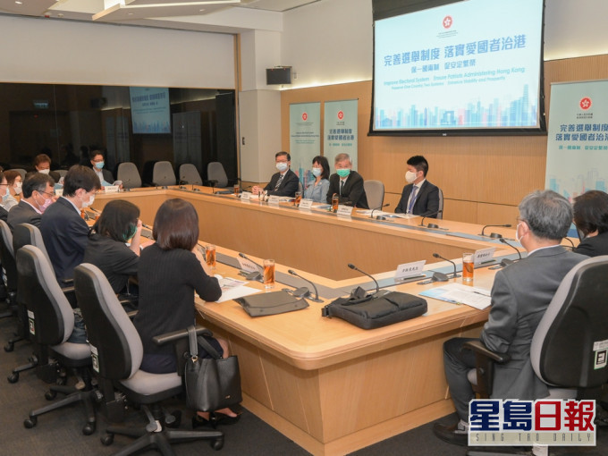 罗致光与社会福利界代表会面。