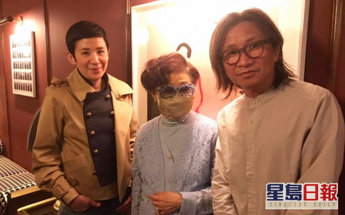吳君如和陳可辛招待仙姐到私家影院欣賞電影。