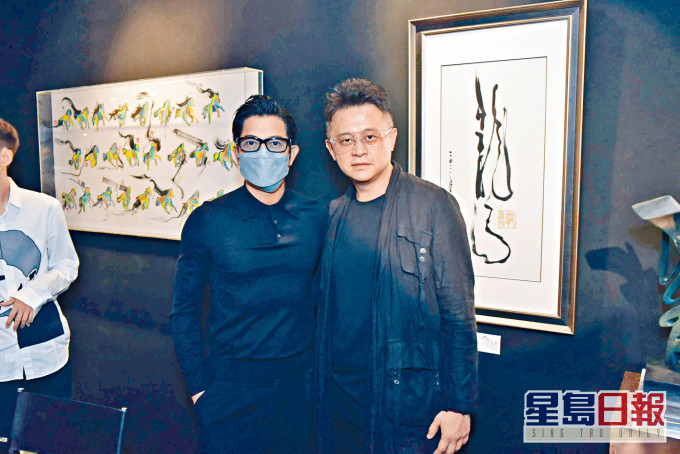 ■城城与艺术家好友马兴文合作创作「龙马」画作。