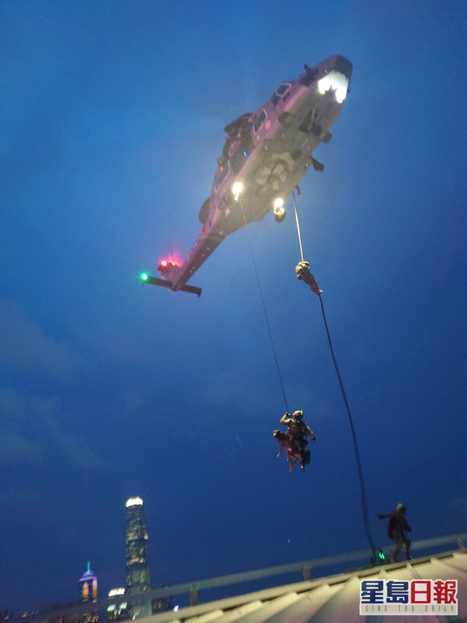 飛行服務隊出動H175獵豹直升機聯同特警隊人員進行反恐演習。 飛行服務隊提供