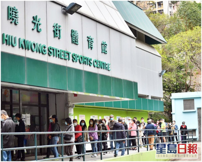 一名62歲男子到曉光街體育館接種中心打復必泰疫苗後感不適送院。經治療後,無須留醫。資料圖片