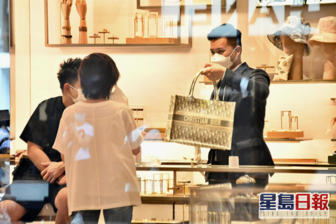 港大預計,第3季私人消費開支跌7.7%。 資料圖片