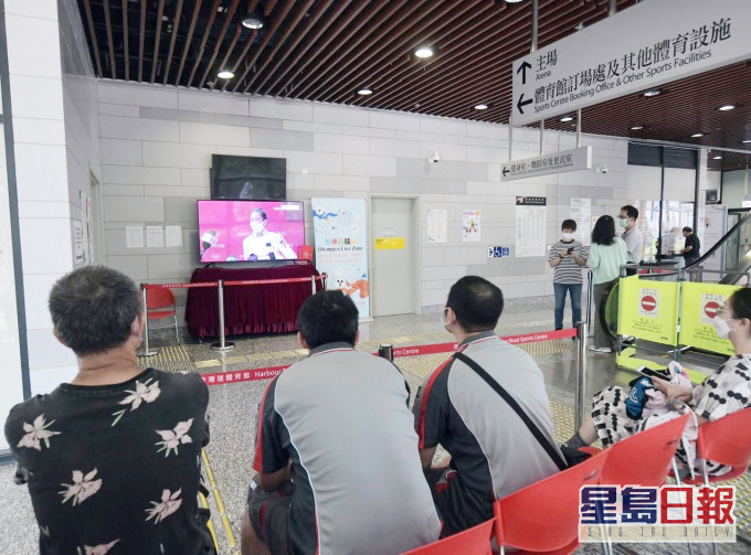「奧運直播區」人流較少。