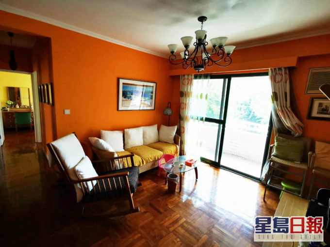 客廳設落地大窗,引入充裕日光,方便賞景。