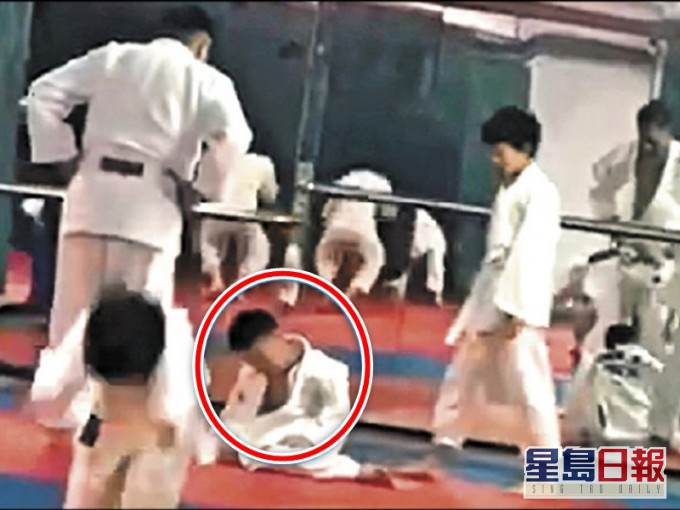 男童被重捽20次後坐在地上昏迷。