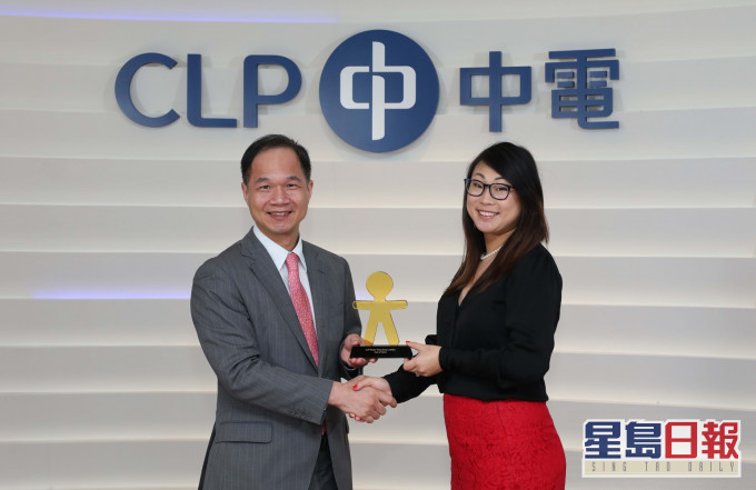 中电总裁蒋东强接受Randstad大中华区中高端人才搜寻与甄选部总经理孙嫣嫣颁授「名人堂」奖项。