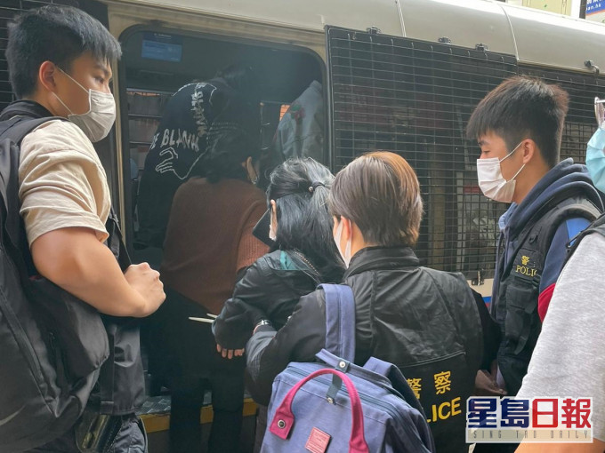 警員亦向該12名被捕人士發出定額罰款通知書。