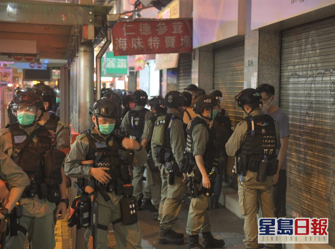 防暴警在彌敦道近聯合廣場截查多人。