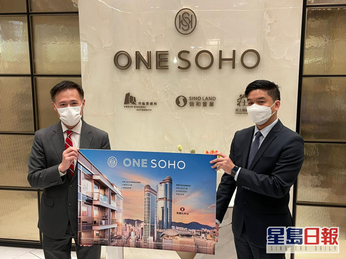 信和田兆源(左)指,旺角ONE SOHO待批預售樓花同意書,料第二季應市。旁為莊士陳慶光