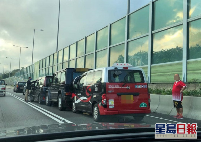 吐露港公路12车相撞。Bosco Chu图片