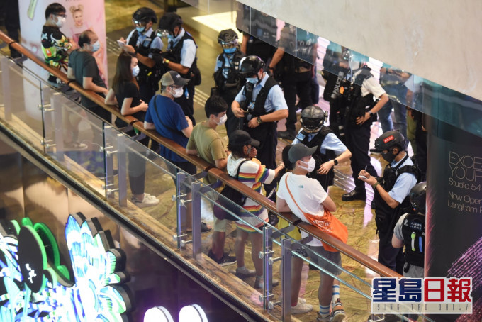 警員進入朗豪坊驅散人群。黃文威攝