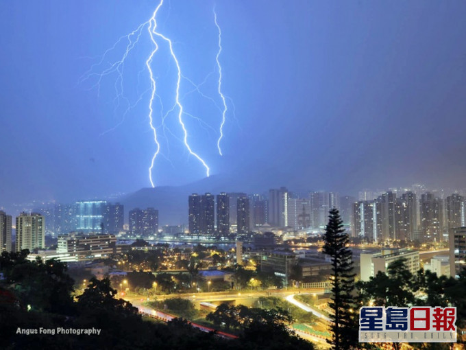 本港整晚不停閃電。
fb「香港風景攝影會」網民Angus Fong攝