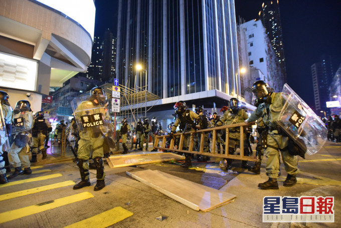 前年11月,多區爆發警民衝突。資料圖片