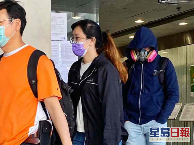 被告許佩怡(紫色口罩)。張旭珊攝