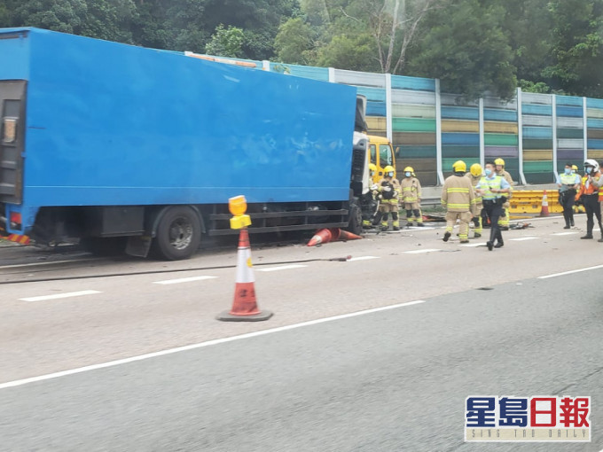 意外後有車輛漏油,導致現場交通大擠塞。香港突發事故報料區Cheung Kenny圖片