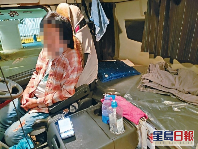 阿昌在香港沒有住所,只能在駕駛艙後擺小牀睡覺。