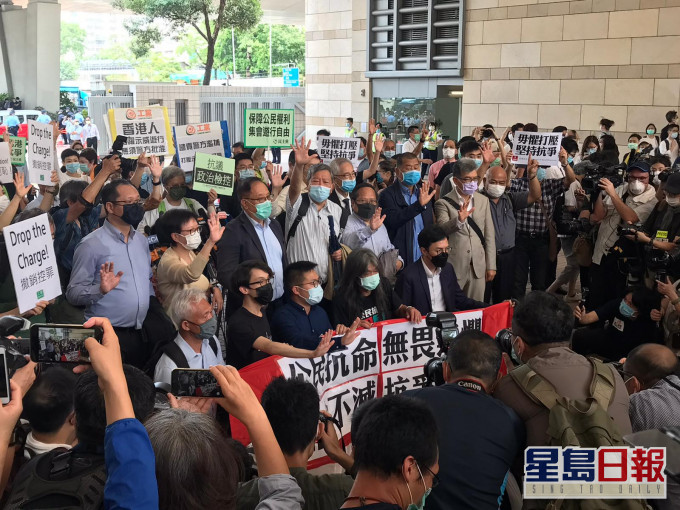 黎智英等15人涉非法集結於西九龍法院審訊。
