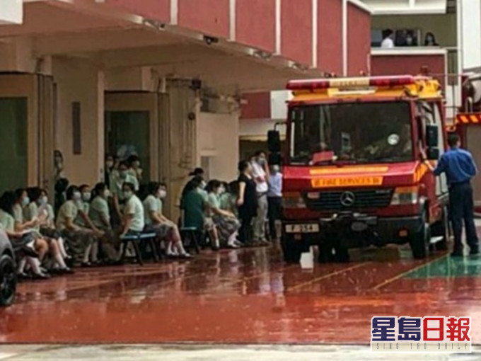 學生被疏散至操場。林思明攝