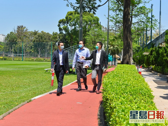 康文署部分設施下週一起重開,民政事務局局長徐英偉就銅鑼灣運動場緩跑經重開與康文署署長劉明光交換意見。政府新聞處