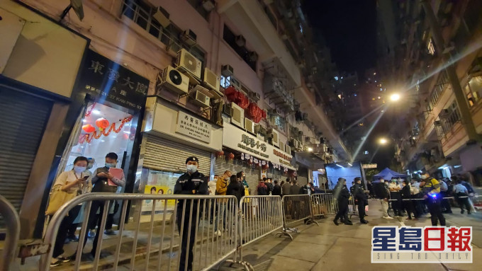 警方拉起封鎖綫限制居民進出。