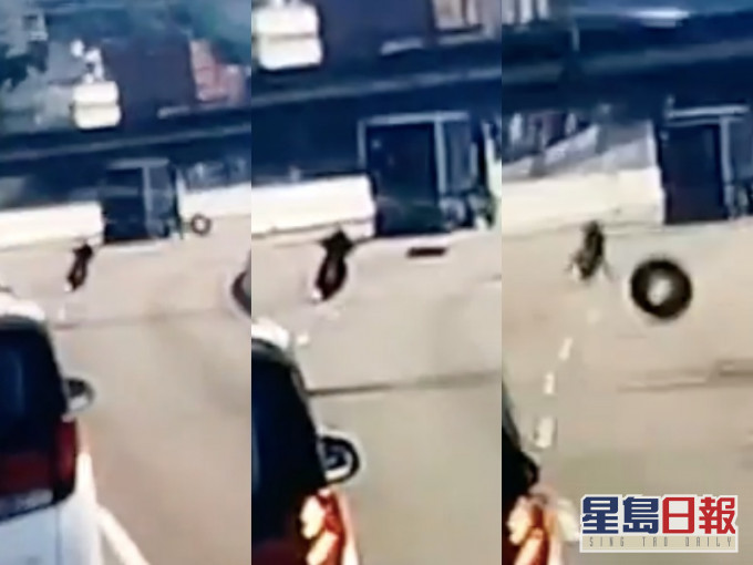 一輛電單車行駛期間,突然迎面飛來一隻車胎。影片截圖