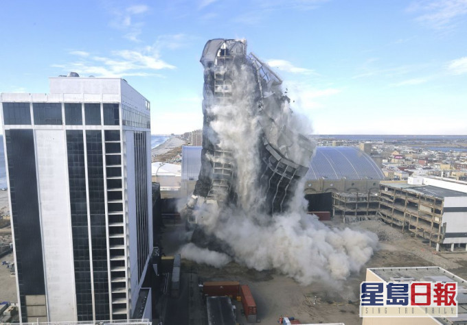 特朗普冠名大西洋城賭場爆破方式拆卸。AP圖片