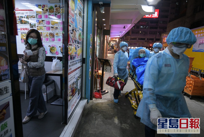 衞生署人員昨夜到美輪大廈接走一名老婦。資料圖片