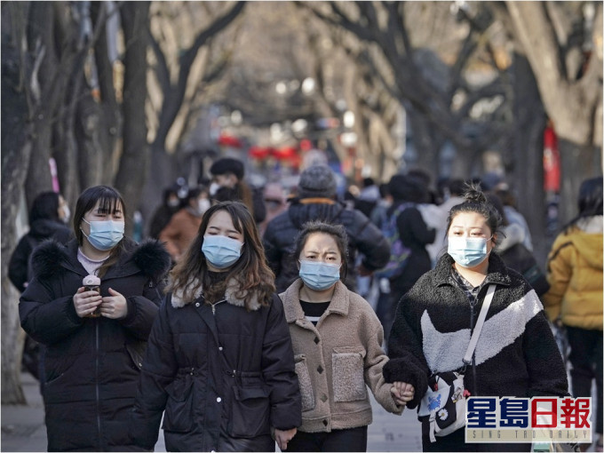 世衞指全球新冠肺炎新增確診個案上周顯著減少了16%,新增死亡人數減10%。AP資料圖片