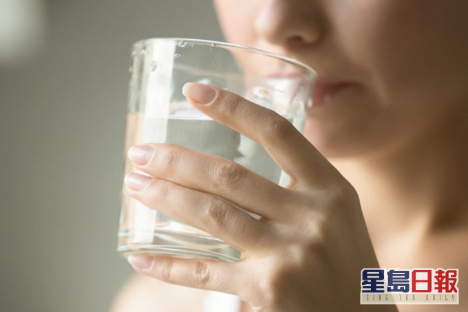 醫師建議每天早上都喝一杯暖水。網圖