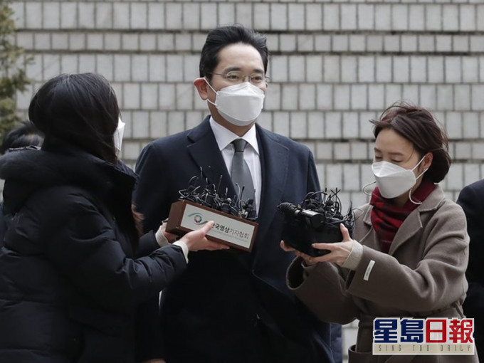 李在鎔就三星旗下公司非法合併案出庭受審。AP圖片