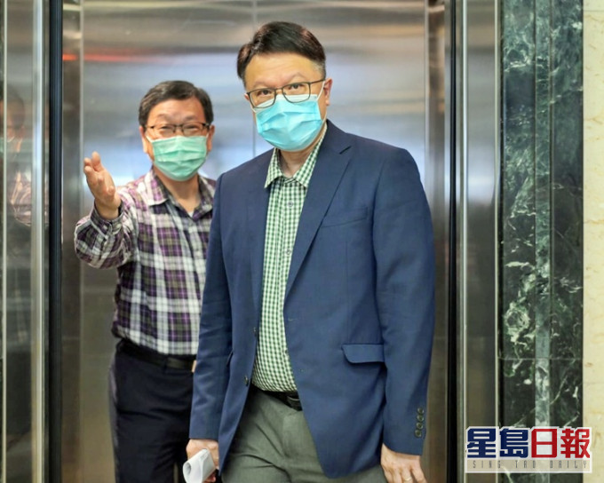 回應特朗普獻應,許樹昌(前)強調不能將消毒劑注入人體,否則會導致死亡。