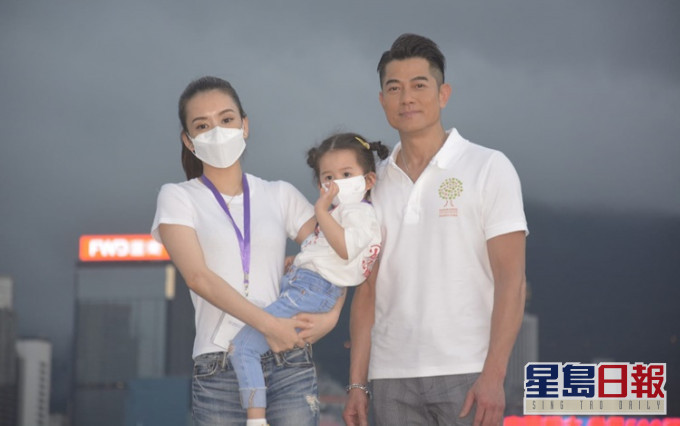 城城第一次跟老婆和大女公开合照。