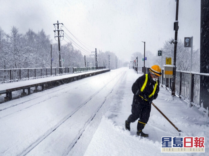 日本秋田縣因大雪而出現破紀錄積雪，從昨日下午起陸續發現3名高齡者被雪掩埋死亡。AP圖片