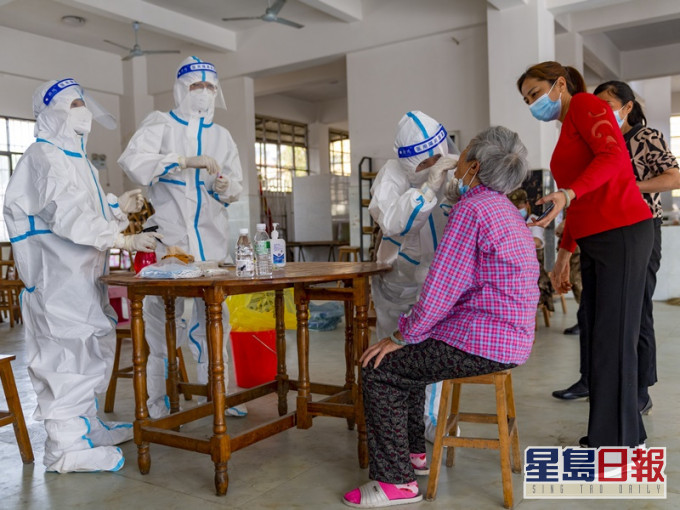 云南瑞丽市医护人员加强对市民进行核酸检测。新华社