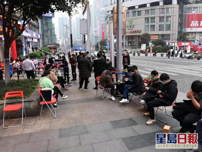 重庆火锅店恢复堂食市民蜂拥排队帮衬。网图