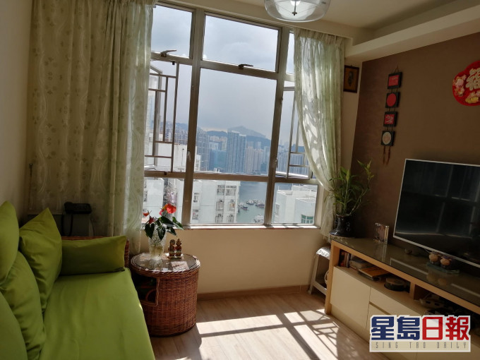 客廳設有大窗,引入充裕的天然光,採光度高。