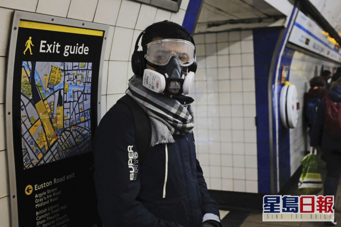倫敦地鐵站內，有乘客戴豬咀面罩。AP