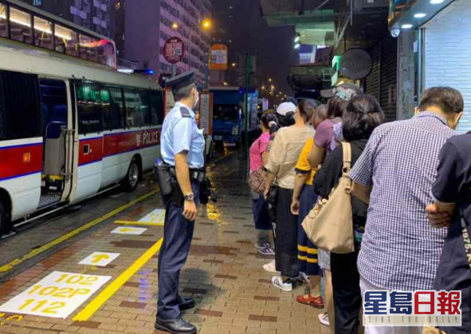 10人涉聚賭及違反禁聚令等被帶署扣查。圖:警方提供