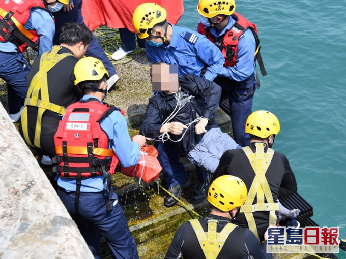 消防員將男子救起,惟證實已當場死亡。