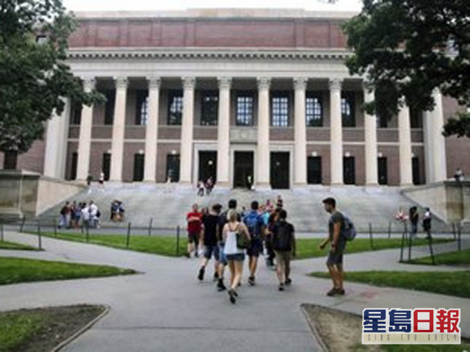 美國政府決定秋季允許各地留學生到美國上課 。AP圖片