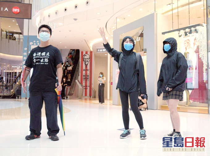一批人在旺角MOKO商场聚集。