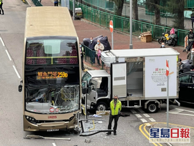 貨車攔腰撞向九巴。湖景邨民FB群組圖片
