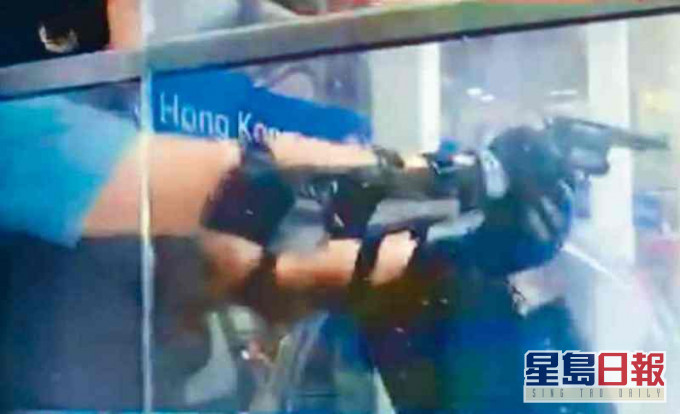 當晚一名警員遭示威者包圍須拔槍示警才得以脫險。資料圖片