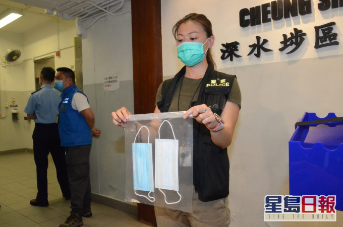 警方展示涉案口罩类似的口罩。