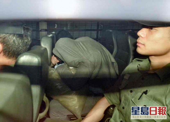 吴挺恺(中蒙头者)被指超过门禁时间返回宿舍违监管令。资料图片
