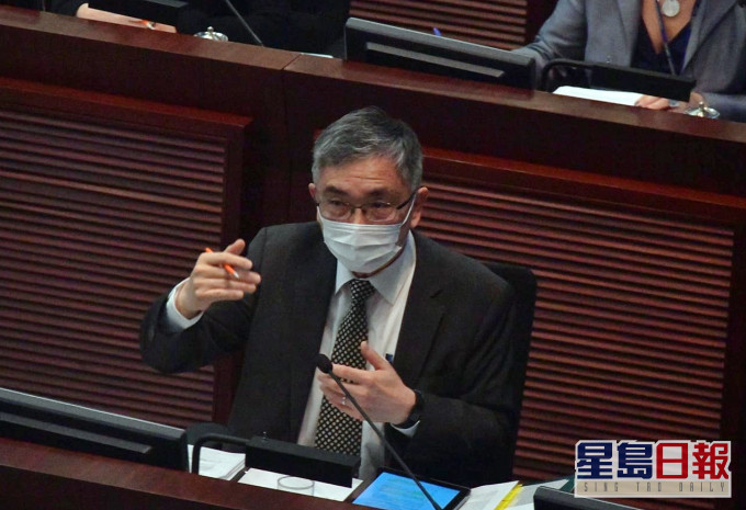 立法会财务委员会召开特别会议,刘怡翔回应滙控取消派息。