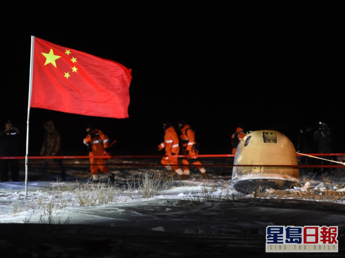 嫦娥五号返回器安全著陆。(新华社图片)
