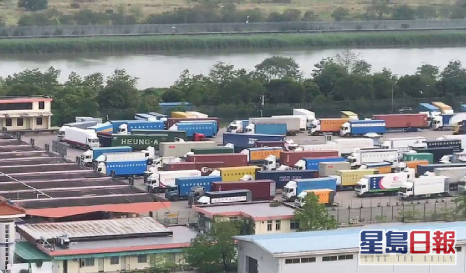 跨境貨車司機需持健康認證碼供深圳海關工作人員驗核。 資料圖片