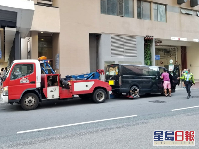 東九龍總區交通部及各警區於區內交通黑點,採取打擊違例泊車的執法行動。警方圖片